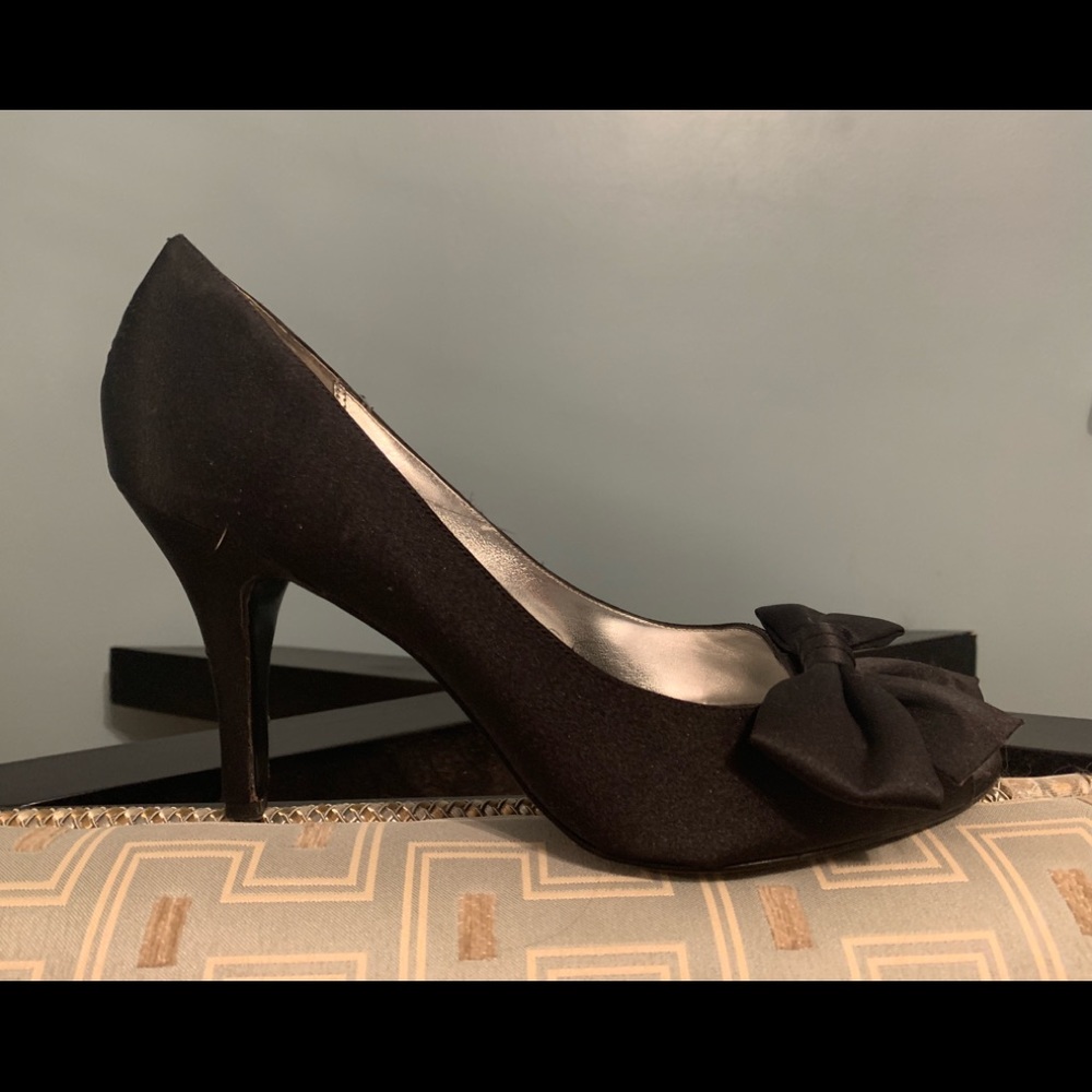 Open toed black bow heels